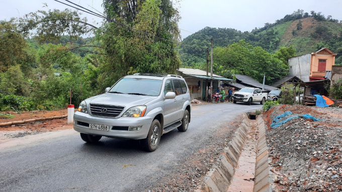 Nhân dân xã vùng cao Đôn Phong phấn khởi khi tuyến đường được đưa vào sử dụng. Ảnh: Toán Nguyễn.