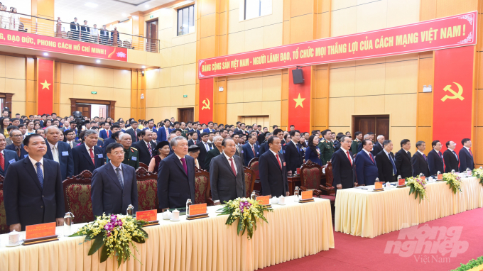 Các đồng chí lãnh đạo, nguyên lãnh đạo Đảng, Nhà nước và các cơ quan Trung ương tham dự đại hội Đảng bộ tỉnh Bắc Kạn lần thứ XII. Ảnh: Toán Nguyễn.