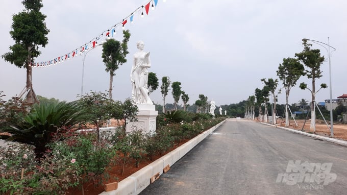 Tuyến đường giao thông trục chính của KĐT Danko City, cùng điểm nhấn là những bức tượng. Ảnh: Toán Nguyễn.