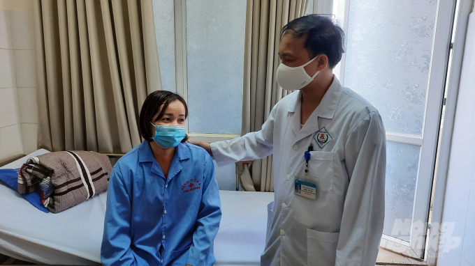 Bệnh nhân Nông Thị Nguyệt đã khỏe mạnh và ăn uống, nói chuyện bình thường sau ca mổ u tuyến giáp. Ảnh: Toán Nguyễn.