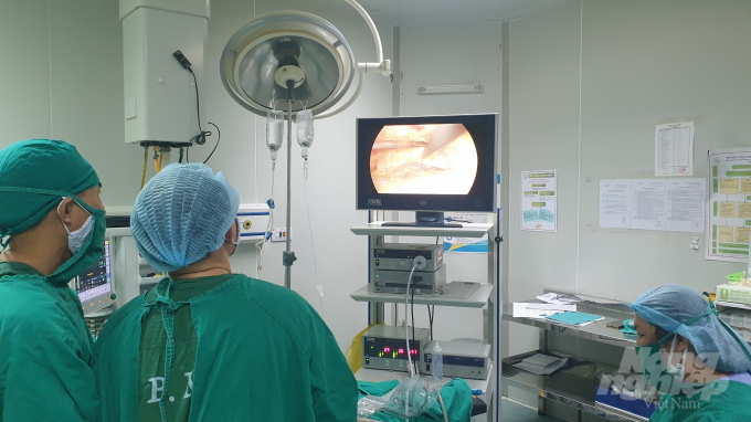 Các bác sỹ Bệnh viện A Thái Nguyên đang làm phẫu thuật u tuyến giáp bằng phương pháp nội soi. Ảnh: Bệnh viện cung cấp.
