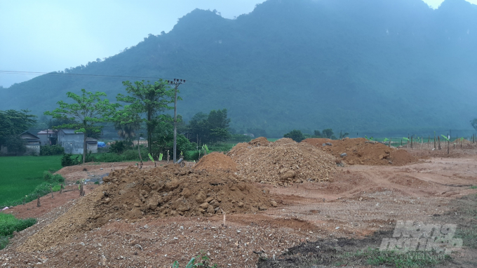 Doanh nghiệp xây dựng trụ sở xã Quảng Chu, huyện Chợ Mới san lấp trái phép hàng hecta ruộng. Ảnh: Toán Nguyễn.