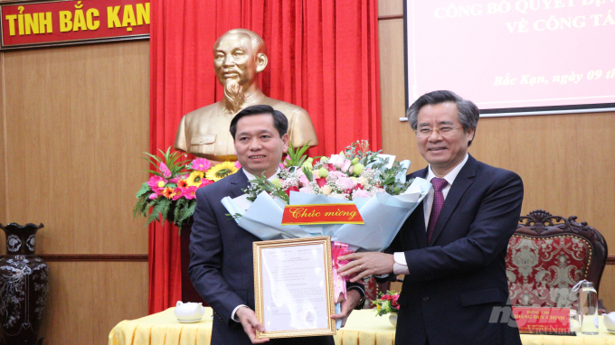 Ông Nguyễn Quang Dương, Ủy viên Trung ương Đảng, Phó Ban Tổ chức Trung ương (bên phải) trao quyết định của Ban Bí thư cho ông Nguyễn Long Hải. Ảnh: Toán Nguyễn.