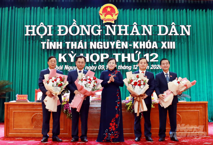 Bà Nguyễn Thanh Hải (Bí thư tỉnh Ủy Thái Nguyên) tặng hoa chúc mừng các đồng chí trúng cử. Ảnh: Đồng Văn Thưởng.