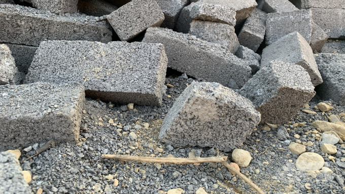 Vật liệu gạch không đúng quy định tại công trình trụ sở xã Cao Kỳ. Ảnh: Toán Nguyễn
