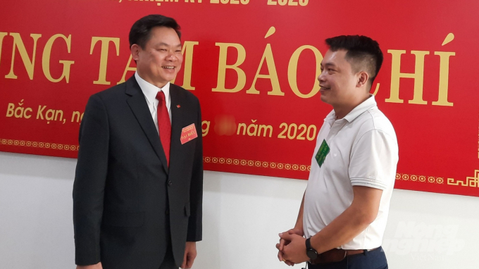Ông Hoàng Duy Chinh, Bí thư Tỉnh ủy Bắc Kạn (bên trái) trao đổi với phóng viên Toán Nguyễn, Báo Nông nghiệp Việt Nam.