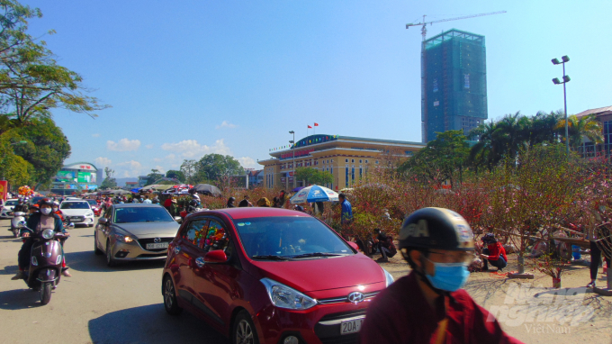 Chợ hoa Tết lớn nhất Thái Nguyên nằm ở trung tâm thành phố, bao gồm khu vực chính là Quảng trường Võ Nguyên Giáp và các tuyến đường bao quanh như: Đội Cấn, Hùng Vương, Nha Trang, Nguyễn Du, Bến Tượng, Bến Oánh.