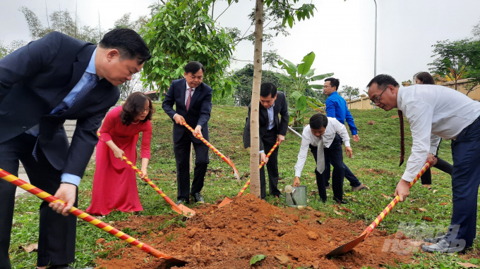 Trồng cây lưu niệm tại Khu di tích lịch Nà Tu, Bắc Kạn. Ảnh: Toán Nguyễn.