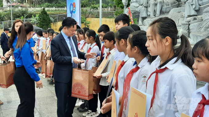 Bí thư Tỉnh ủy Bắc Kạn Hoàng Duy Chinh cùng trao quà cho các em học sinh nghèo vượt khó. Ảnh: Toán Nguyễn.
