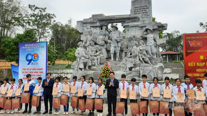 Chụp ảnh với 30 em học sinh nghèo vượt khó của tỉnh Bắc Kạn. Ảnh: Toán Nguyễn.