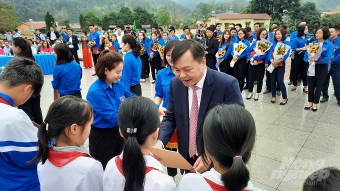 Thứ trưởng Nguyễn Hoàng Hiệp tặng quà cho học sinh nghèo vượt khó của tỉnh Bắc Kạn. Ảnh: Toán Nguyễn.