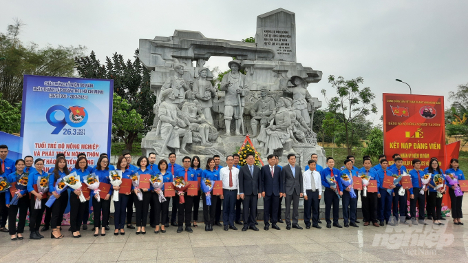 Lãnh đạo Bộ NN-PTNT và tỉnh Bắc Kạn chụp ảnh với các đồng chí được trao quyết định kết nạp Đảng. Ảnh: Toán Nguyễn.