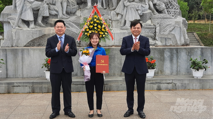 Thứ trưởng Bộ NN-PTNT Nguyễn Hoàng Hiệp (bên phải), Bí thư Tỉnh ủy Bắc Kạn Hoàng Duy Chinh (bên trái) trao quyết định kết nạp đảng và tặng hoa cho một cán bộ. Ảnh: Toán Nguyễn.