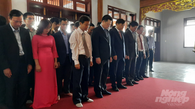 Trước đó, đoàn công tác của Bộ NN-PTNT đã tiến hành dâng hương tưởng niệm tại Nhà thờ Bác Hồ. Ảnh: Toán Nguyễn.