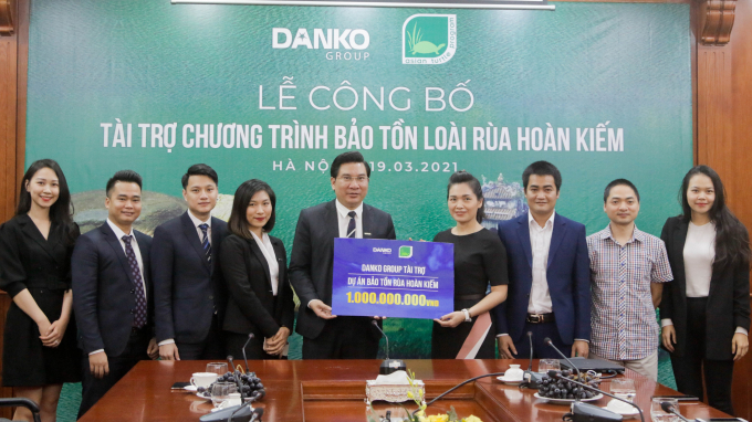 Tập đoàn Danko Group trao số tiền tài trợ 1 tỷ đồng cho chương trình rùa châu Á.
