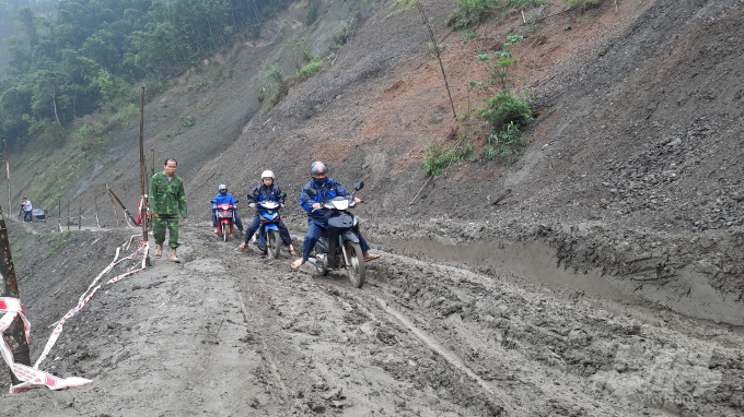 Người dân đi qua lại trên tuyến đường tỉnh 254 thì dù là ngày nắng hay ngày mưa đều rất vất vả. Ảnh: Văn Nguyễn.