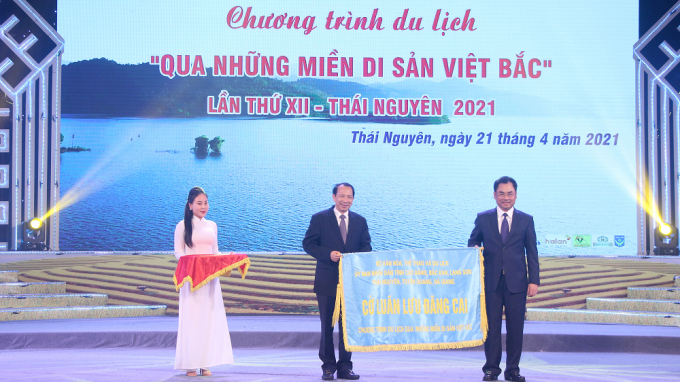 Chủ tịch tỉnh Thái Nguyên Trịnh Việt Hùng (bên phải) trao cờ luân lưu tổ chức năm 2022 cho đại diện tỉnh Hà Giang. Ảnh: Đồng Văn Thường.