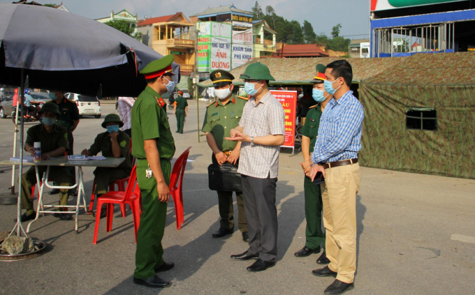 Ông Đặng Ngọc Huy, Giám đốc Sở Y tế, Phó trưởng Ban Chỉ đạo Phòng - chống COVID-19 tỉnh Thái Nguyên (người đội mũ cối) đi kiểm tra hoạt động của các trạm kiểm dịch Covid-19. Ảnh: BTN. 