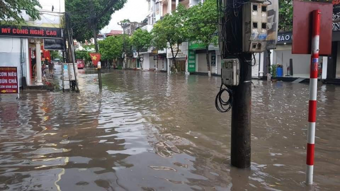 Mưa lớn đã khiến nhiều khu vực tại thành phố Thái Nguyên bị ngập nặng, nhiều tuyến phố biến thành sông. Ảnh: NSTN.