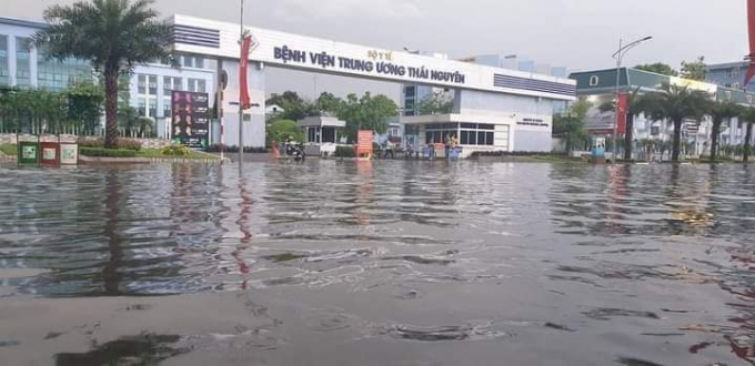 Khu vực Bệnh viên Trung ương Thái Nguyên ngập trong biển nước. Ảnh: NSTN.