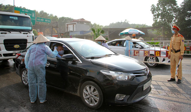 Thái Nguyên kiểm tra thân nhiệt và lấy thông tin người từ nơi khác vào tỉnh. Ảnh: TN.