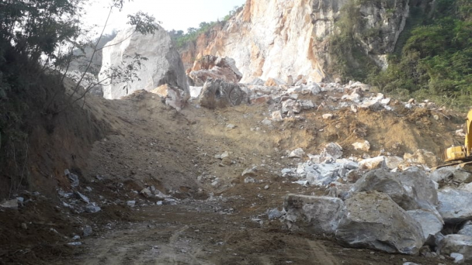 Khối lượng đất, đá vào khoảng 2.000m3 của mỏ đá Lân Đăm 2 bị sạt lở xuống đường giao thông. Ảnh: HT.