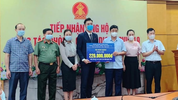 Đại diện của Danko Group trao tặng số tiền 220 triệu đồng cho tỉnh Thái Nguyên. Ảnh: Danko.