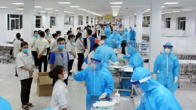 Trung tâm Kiểm soạt bệnh tật tỉnh Thái Nguyên đã lấy mẫu xét nghiệm nhanh toàn bộ trên 3.000 công nhân của 3 công ty tại KCN Điềm Thụy. Ảnh: Nguyên Ngọc.