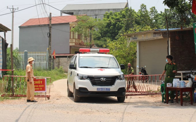 Lực lượng chức năng tỉnh Thái Nguyên phong tỏa hiện trường ca nhiễm Covid-19 tại huyện Phú Bình. Ảnh: Báo Thái Nguyên.