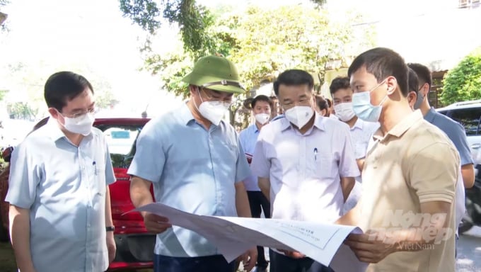 Chủ tịch UBND tỉnh Thái Nguyên Trịnh Việt Hùng (người đội mũ) khảo sát các vị trí dự kiến xây dựng công viên cây xanh, vườn hoa tại TP. Thái Nguyên vào ngày 18/8. Ảnh: Toán Nguyễn.
