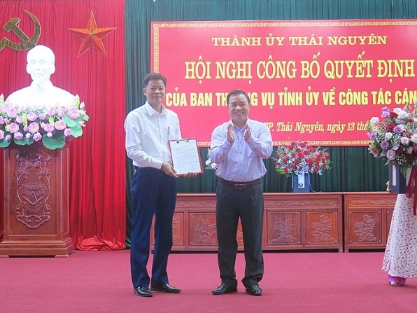 Ông Phan Mạnh Cường (bên trái) bị đề nghị kỷ luật do để xảy ra sai phạm thời kỳ làm lãnh đạo Ban Quản lý các Khu công nghiệp Thái Nguyên. Ảnh: Tư liệu.