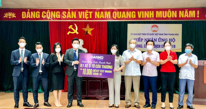 Tập đoàn Danko Group trao tặng 1 xe ô tô cứu thương và 10.000 bộ kít test nhanh covid-19 cho đại diện tỉnh Thanh Hóa.