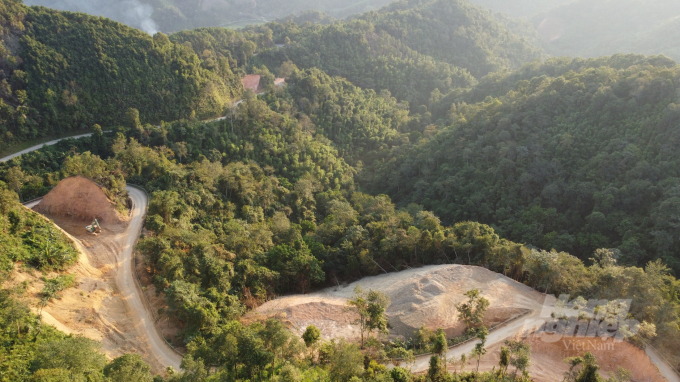 Một điểm đổ thải trái phép vào rừng tự nhiên do Hạt Kiểm lâm, Khu bảo tồn thiên nhiên Kim Hỷ quản lý. Ảnh: Toán Nguyễn.
