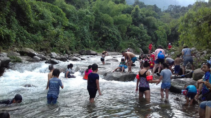 Kẹm La Bằng thu hút đông đảo du khách mỗi dịp cuối tuần. Ảnh: LT