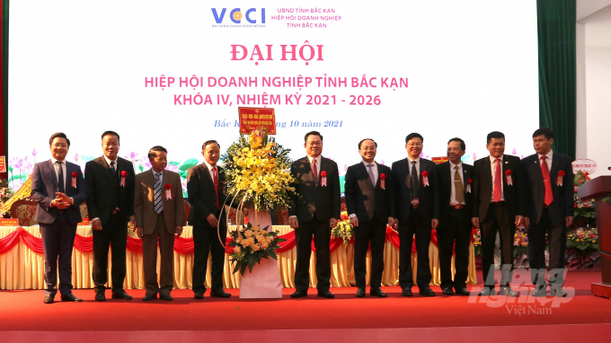 Bí thư Tỉnh ủy Bắc Kạn Hoàng Duy Chinh (đứng giữa), cùng lãnh đạo UBND tỉnh Bắc Kạn tặng qua chúc mừng Ban chấp hành Hiệp hội Doanh nghiệp tỉnh Bắc Kạn khóa 2021 - 2026. Ảnh: Toán Nguyễn.