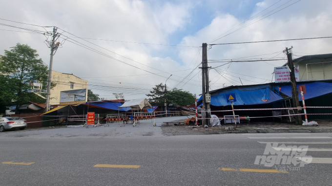Một khu chợ tại khu vực Gang Thép, thành phố Thái Nguyên bị phong tỏa do có ca nhiễm Covid-19. Ảnh: Toán Nguyễn.
