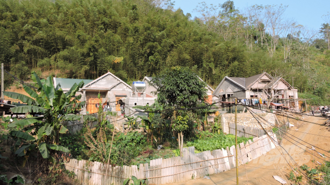 Những ngôi nhà của một gia đình ở huyện Pác Nặm mới được xây dựng sau khi thu hoạch gỗ. Ảnh: Toán Nguyễn.