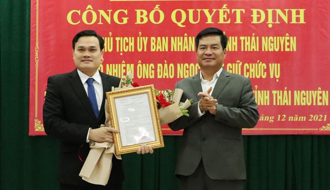 Phó Chủ tịch UBND tỉnh Thái Nguyên Lê Quang Tiến (bên phải) trao Quyết định bổ nhiệm chức vụ Phó Giám đốc Sở Thông tin và Truyền thông Thái Nguyên cho ông Đào Ngọc Tuất. Ảnh: Thu Hà.