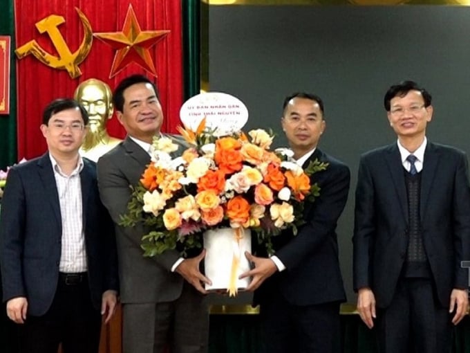 ông Nguyễn Đức Tôn (thứ 2 bên phải) nhận hoa chúc mừng từ lãnh đạo tỉnh Thái Nguyên. Ảnh: Thanh Mai.