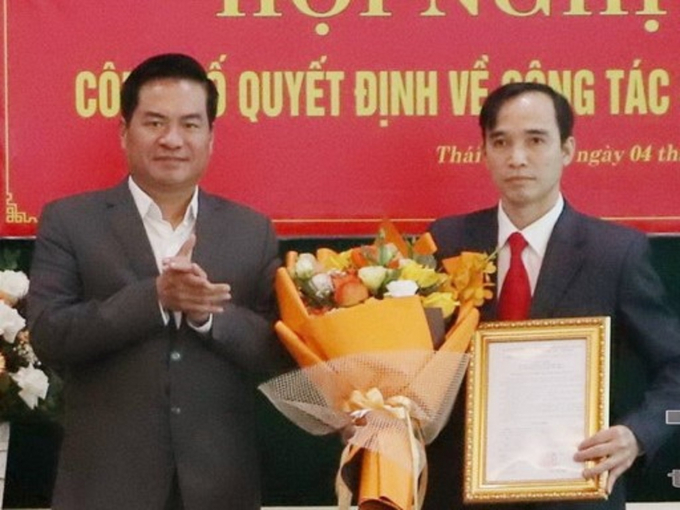 Phó Chủ tịch UBND tỉnh Thái Nguyên Lê Quang Tiến (bên trái) trao Quyết định bổ nhiệm chức vụ Phó Giám đốc Sở Nội vụ cho ông Phạm Tuấn Cẩn. Ảnh: Xuân Huy.