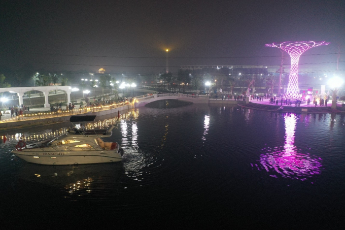 Du thuyền và cây ánh sáng trong công viên hồ Mắt Rồng – KĐT Danko City