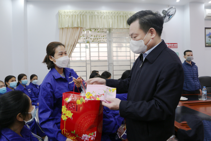Bí thư Tỉnh ủy Bắc Kạn Hoàng Duy Chinh (bên phải) tặng quà Tết cho công nhân môi trường đang phải làm việc trong dịp nghỉ Tết Nguyên đán, Ảnh: Hương Lan.