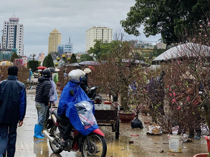 Mưa rào khiến chợ hoa Tết tại Thái Nguyên xơ xác, vắng người mưa. Ảnh: Đồng Thường.