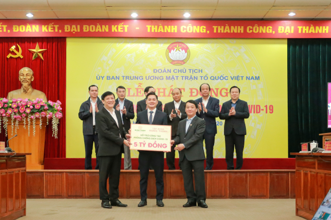 Thủ tướng Nguyễn Xuân Phúc và các đại biểu chứng kiến đại diện Tập đoàn Hưng Thịnh trao bảng tượng trưng 5 tỷ đồng ủng hộ công tác phòng, chống dịch COVID-19. Ảnh: Nguyễn Nam Hiền.