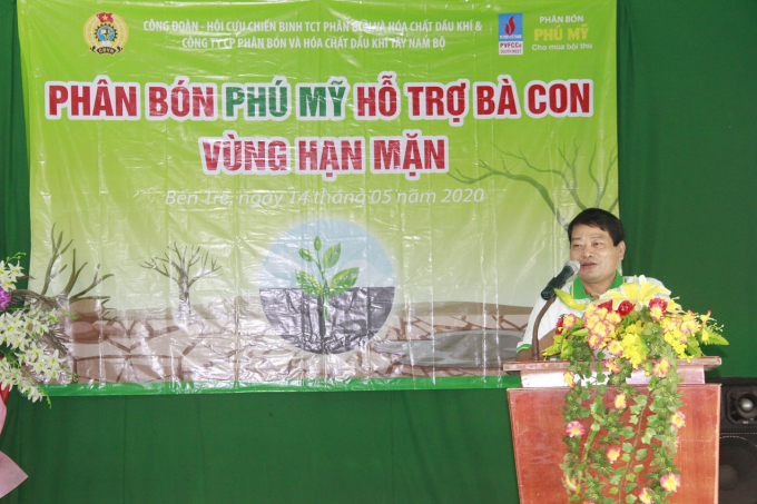 Ông Tống Xuân Phong, Chủ tịch Công đoàn PVFCCo phát biểu trong buổi tặng quà cho bà con. Ảnh: Đình Khôi.