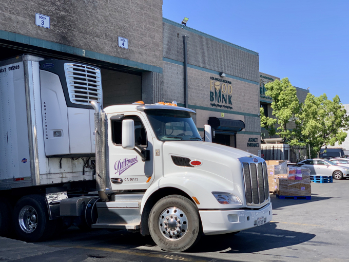 Xe của Nhà máy Driftwood vận chuyển sữa đến trụ sở của Food Bank tại khu vực Los Angeles. Ảnh: Xuân Hương.