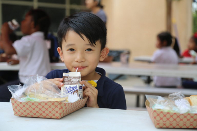 Trẻ em là một trong những đối tượng thụ hưởng chính của chương trình hỗ trợ thực phẩm miễn phí. Ảnh: L.A Food Bank.