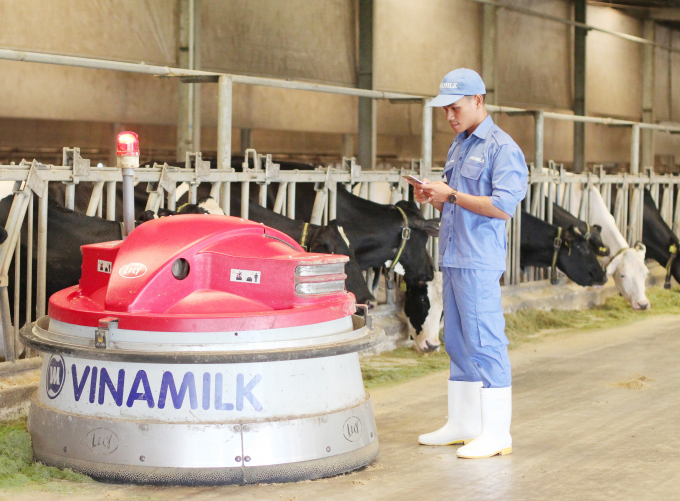 Nhân viên tại các nhà máy, trang trại của Vinamilk đều có điều kiện tiếp cận với các thiết bị, máy móc, công nghệ hiện đại. Ảnh: Xuân Hương.