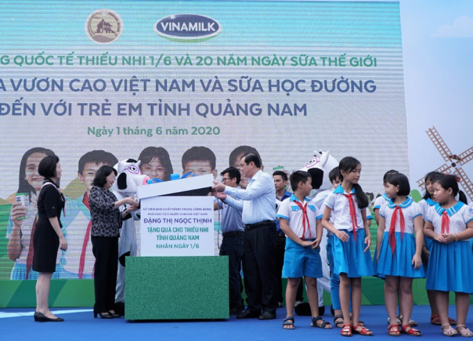 Phó Chủ tịch nước Đặng Thị Ngọc Thịnh cùng các đại biểu mở món quà đặc biệt dành tặng các em học sinh nhân ngày tết thiếu nhi. Ảnh: Xuân Hương.