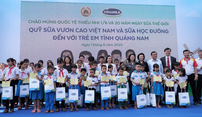 Các đại biểu trao tặng 50 phần học bổng cho trẻ em tỉnh Quảng Nam vượt khó vươn lên, có thành tích học tập xuất sắc. Ảnh: Xuân Hương.